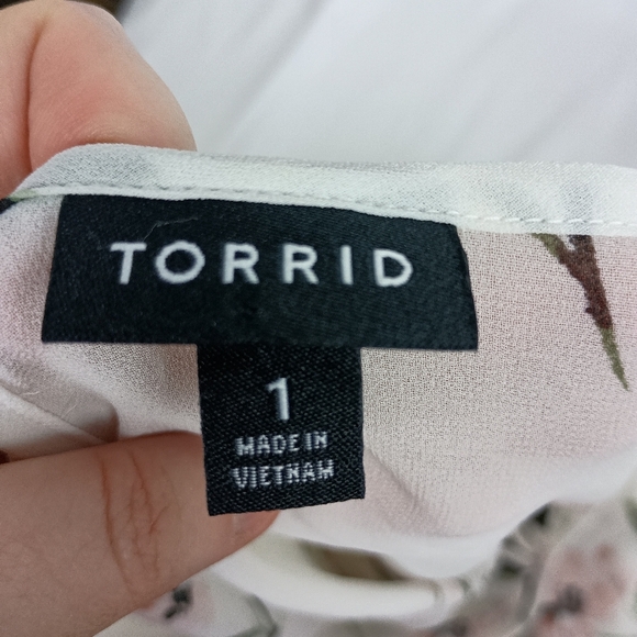 NWOT TORRID WHITE FLORAL CHIFFON SHORT FLUTTER SLEEVE HI-LO TUNIC TOP (#1,387) - Picture 2 of 7